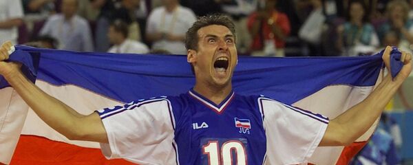 Владимир Вања Грбић прославља златну медаљу на Олимпијским играма у Суднеју 1. октобра 2000. године. Владимир Вања Грбић прославља златну медаљу на Олимпијским играма у Суднеју 1. октобра 2000. године. - Sputnik Србија