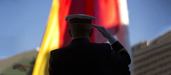 Oficir salutira ispred zastave Oficir salutira ispred zastave - Sputnik Srbija