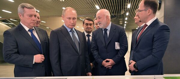 Predsednik Rusije Vladimir Putin posmatra maketu stadiona u Rostovu na Donu u kojem će biti odigrane utakmice SP u fudbalu - Sputnik Srbija