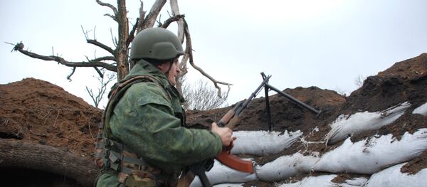 Pripadnik ustaničke vojske DNR na položaju u selu Širokino Pripadnik ustaničke vojske DNR na položaju u selu Širokino - Sputnik Srbija