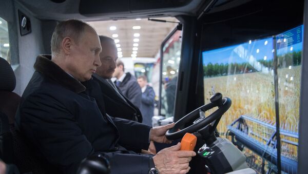 Predsednik Rusije Vladimir Putin tokom posete preduzeću Rostseljmaš u Rostovu na Donu - Sputnik Srbija