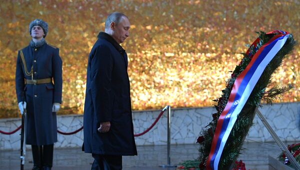 Ruski predsednik Vladimir Putin polaže venac povodom 75. godišnjice od Staljingradske bitke - Sputnik Srbija