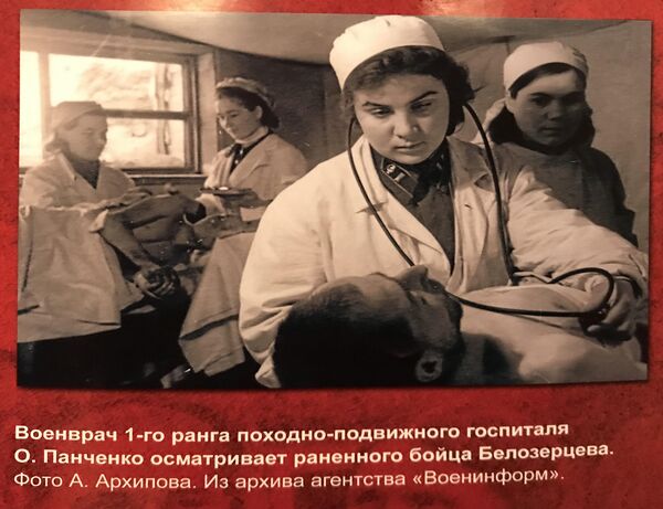 Војни лекар Панченко прегледа рањеног борца Белозерцева - Sputnik Србија