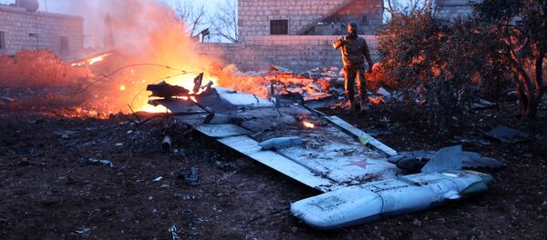 Терориста поред остатака обореног руског авиона - Sputnik Србија