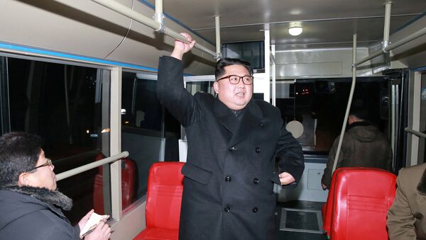 Ким Џонг Ун се вози тролејбусом - Sputnik Србија