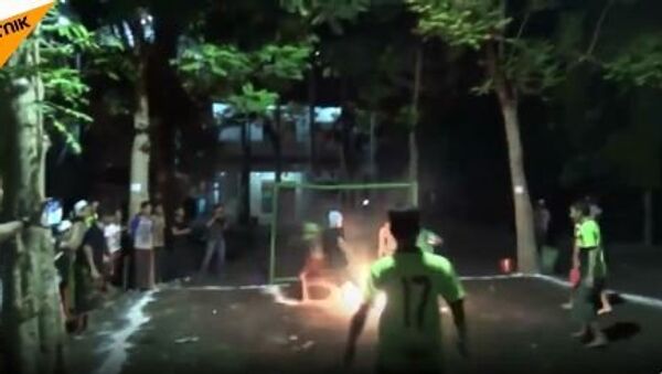 Indonežani igraju fudbal zapaljnim kokosovim orahom - Sputnik Srbija