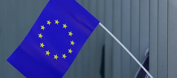 Присталица покрета Пулс Европе носи заставу ЕУ у Берлину - Sputnik Србија