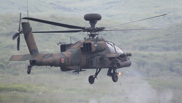 (File) An AH-64D Apache attack helicopter fires during a fire military exercise at the Higashi-Fuji training range near Mt. Fuji in Gotemba, Shizuoka prefecture on August 23, 2011 (File) An AH-64D Apache attack helicopter fires during a fire military exercise at the Higashi-Fuji training range near Mt. Fuji in Gotemba, Shizuoka prefecture on August 23, 2011 - Sputnik Србија