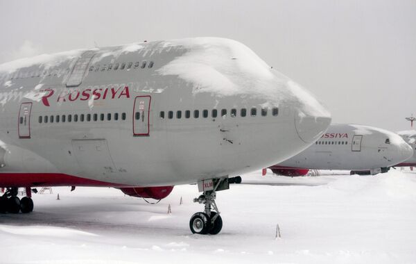 Снег на аеродрому Внуково у Москви - Sputnik Србија