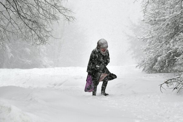 У московском Хидрометеоролошком центру су рекли да су у недељу пале рекордне количине снаге, а смењивали су се снег и ледена киша: од 6 до 18.00 часова у главном граду Русије пало је 53 одсто просечних месечних падавина. - Sputnik Србија