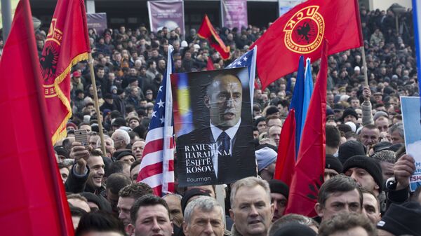 Pristalice Ramuša Haradinaja sa zastavama SAD i Albanije i OVK - arhivska fotografija - Sputnik Srbija