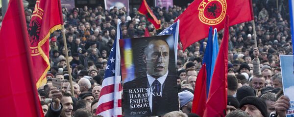 Pristalice Ramuša Haradinaja sa zastavama SAD i Albanije i OVK - arhivska fotografija - Sputnik Srbija