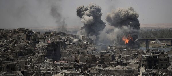 Ваздушни напади на положаје ДАЕШ-а у Старом граду Мосула Ваздушни напади на положаје ДАЕШ-а у Старом граду Мосула - Sputnik Србија