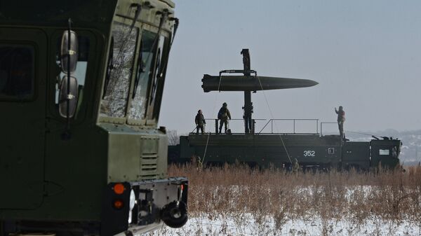Припадници Оружаних снага Русије током преноса ракете оперативно-тактичког ракетног система Искандер М - Sputnik Србија