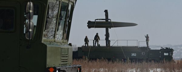 Припадници Оружаних снага Русије током преноса ракете оперативно-тактичког ракетног система Искандер М - Sputnik Србија