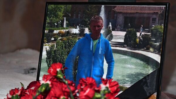 Цвеће у знак сећања на погибију пилота Романа Филипова испред зграде Министарства одбране Русије - Sputnik Србија