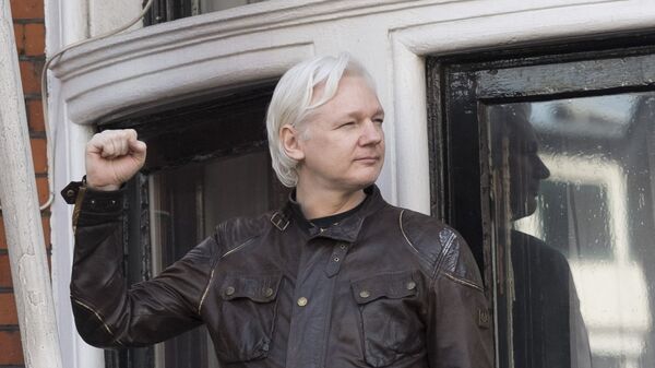 Оснивач Викиликса Џулијан Асанж на тераси амбасаде Еквадора у Лондону - Sputnik Србија