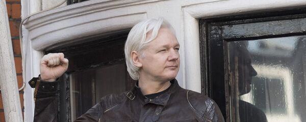 Оснивач Викиликса Џулијан Асанж на тераси амбасаде Еквадора у Лондону - Sputnik Србија