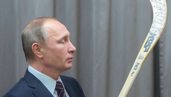 Ruski predsednik Vladimir Putin sa palicom za hokej - Sputnik Srbija