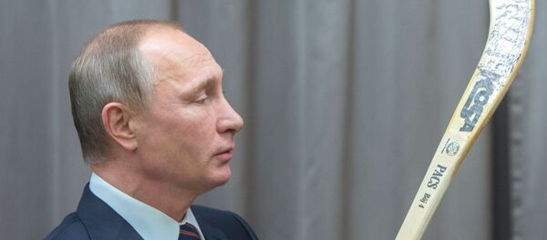 Руски председник Владимир Путин са палицом за хокеј Руски председник Владимир Путин са палицом за хокеј - Sputnik Србија
