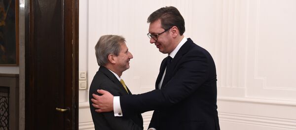 Европски комесар за суседску политику и преговоре о проширењу Јоханес Хан и премијер Србије Александар Вучић Европски комесар за суседску политику и преговоре о проширењу Јоханес Хан и премијер Србије Александар Вучић - Sputnik Србија