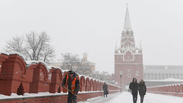 Radnik čisti sneg na mostu moskovskog Kremlja - Sputnik Srbija