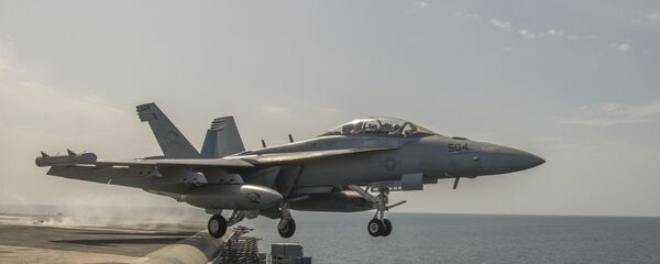 Авион америчке морнарице ЕА-18Г Гроулер полеће са носача авиона Карл Винсон Авион америчке морнарице ЕА-18Г Гроулер полеће са носача авиона Карл Винсон - Sputnik Србија