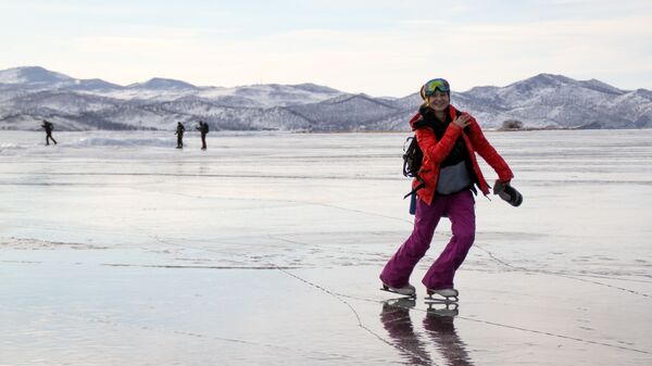 Девојка клиза на залеђеном језеру Бајкал - Sputnik Србија