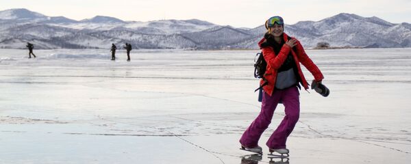 Devojka kliza na zaleđenom jezeru Bajkal - Sputnik Srbija