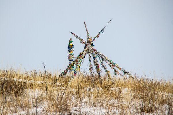 Траке ходочасника на дрвету поред будистичког храма на острву Огој - Sputnik Србија