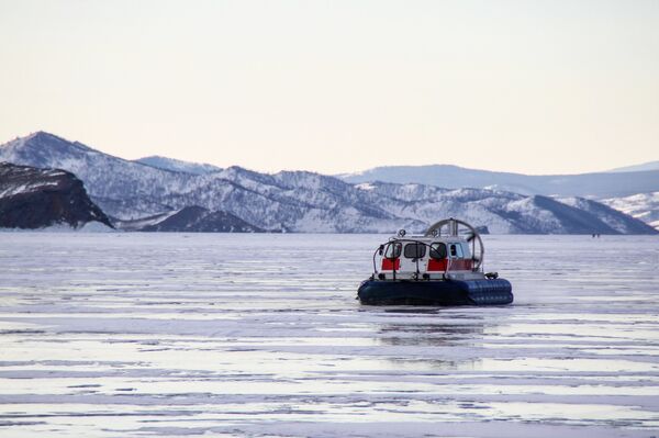 Брод на залеђеном језеру Бајкал - Sputnik Србија