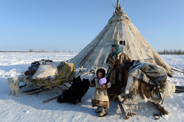 Људи који чувају јелене у Надиму. - Sputnik Србија