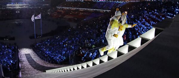 Јужнокорејка и Севернокорејка заједно су упалиле  Олимпијски пламен - Sputnik Србија