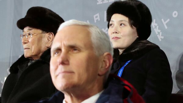Potpredsednik SAD Majk Pens, sestra Kim Džong Una, Kim Jo Džong u loži prilikom otvaranja ZOI. - Sputnik Srbija