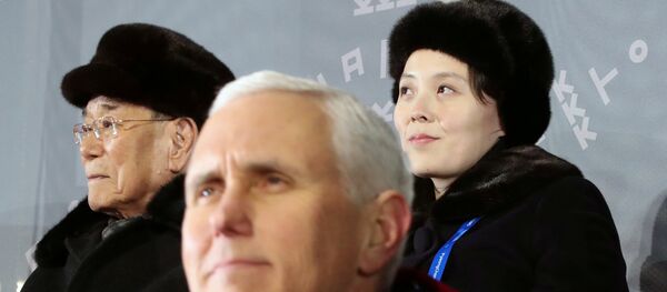 Potpredsednik SAD Majk Pens, sestra Kim Džong Una, Kim Jo Džong u loži prilikom otvaranja ZOI. Potpredsednik SAD Majk Pens, sestra Kim Džong Una, Kim Jo Džong u loži prilikom otvaranja ZOI. - Sputnik Srbija