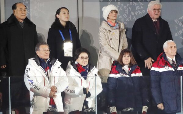 Горњи ред: церемонијални шеф Северне Кореје Ким Џонг Нам (први с лева), Ким Јо Џонг, сестра севернокорејског лидера Ким Џонг Уна (друга с лева), немачки председник Фран Валтер Штајнмајер (четврти с лева). Доњи ред: јужнокорејски председник Мун Џе Ин (први с лева), амерички потпредседник Мајкл Пенс (четврти с лева). Горњи ред: церемонијални шеф Северне Кореје Ким Џонг Нам (први с лева), Ким Јо Џонг, сестра севернокорејског лидера Ким Џонг Уна (друга с лева), немачки председник Фран Валтер Штајнмајер (четврти с лева). Доњи ред: јужнокорејски председник Мун Џе Ин (први с лева), амерички потпредседник Мајкл Пенс (четврти с лева). - Sputnik Србија