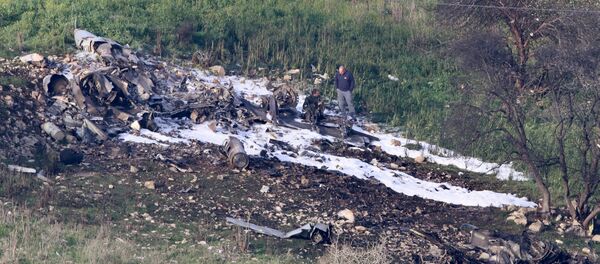 Остаци авиона Ф-16 израелских ваздухопловних снага који се срушио у близини израелског села Хардуф Остаци авиона Ф-16 израелских ваздухопловних снага који се срушио у близини израелског села Хардуф - Sputnik Србија