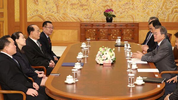 Председник Јужне Кореје Мун Џае Ин током састанка са председником президијума Врховне скупштине Северне Кореје Ким Јонг Намом и сестром севернокорејског лидера, Ким Јо Џонг - Sputnik Србија