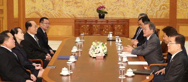 Председник Јужне Кореје Мун Џае Ин током састанка са председником президијума Врховне скупштине Северне Кореје Ким Јонг Намом и сестром севернокорејског лидера, Ким Јо Џонг Председник Јужне Кореје Мун Џае Ин током састанка са председником президијума Врховне скупштине Северне Кореје Ким Јонг Намом и сестром севернокорејског лидера, Ким Јо Џонг - Sputnik Србија