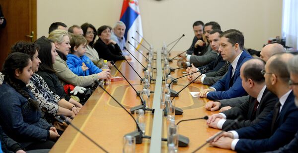 На конференцији за штампу пуштен је видео „Обећано-испуњено“ На конференцији за штампу пуштен је видео „Обећано-испуњено“ - Sputnik Србија