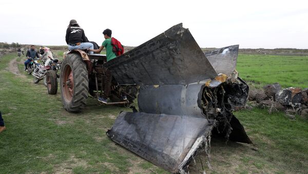Traktor vuče ostatke rakete u Siriji - Sputnik Srbija