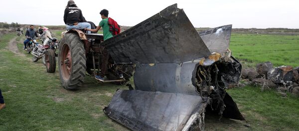 Трактор вуче остатке ракете у Сирији Трактор вуче остатке ракете у Сирији - Sputnik Србија