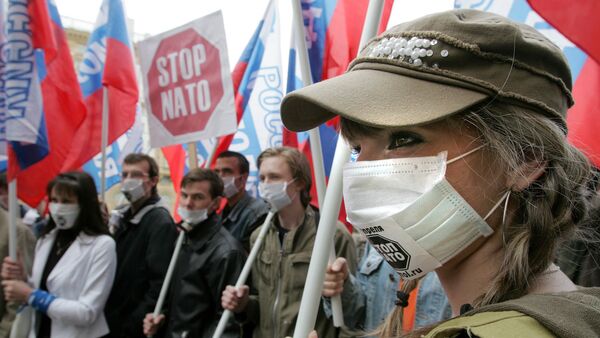 Активисти Младе Русије носе транспаренте Стоп НАТО на протесту испред амбасаде САД у Москви - Sputnik Србија