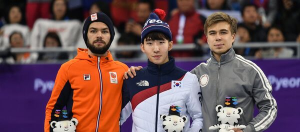 Зимске олимпијске игре у Пјонгчангу, клизач на брзим стазама Семјон Елистратов и спортисти из Јужне Кореје и Холандије - Sputnik Србија