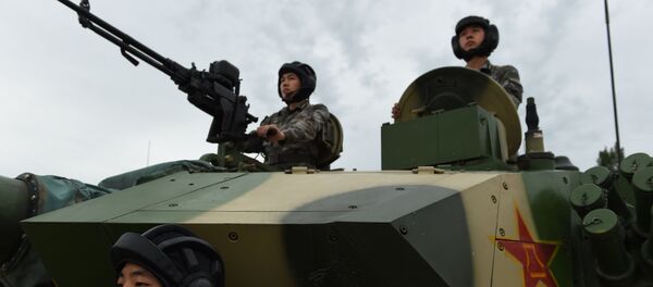 Припадници Кинеске ослободилачке армије у оклопном возилу - Sputnik Србија