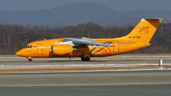 Авион Ан-148-100В авио-компаније Саратовске авиалиније на аеродрому у Владивостоку - Sputnik Србија
