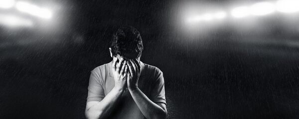 Уплакан мушкарац. - Sputnik Србија