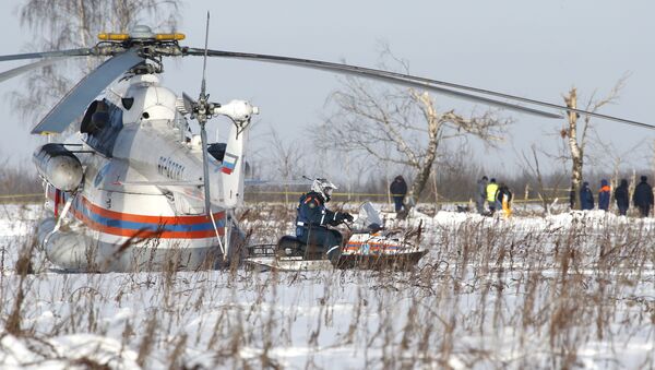 Spasioci Ministarstva za vanredne situacije i policija rade na mestu pada aviona An-148 u Podmoskovlju - Sputnik Srbija