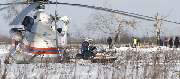 Spasioci Ministarstva za vanredne situacije i policija rade na mestu pada aviona An-148 u Podmoskovlju - Sputnik Srbija