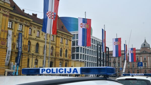 Заставе Србије истакнуте у Загребу уочи посете председника Србије Александра Вучића - Sputnik Србија